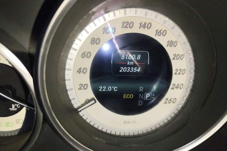 Used Mercedes-Benz E-Class 2015 E 260 L Sport Edition Odometer Close Up