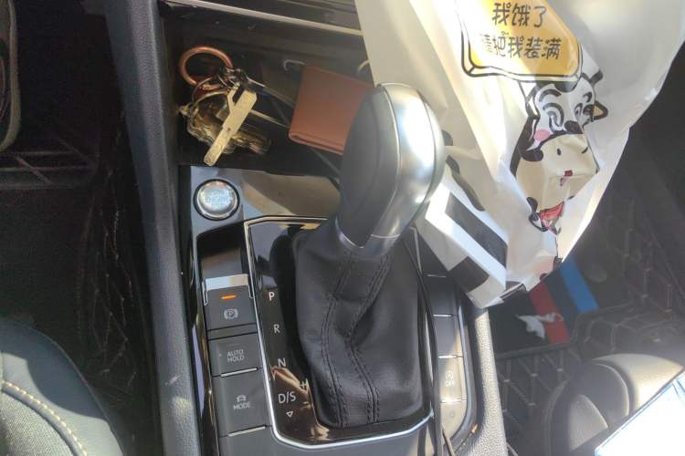 Used Volkswagen Tharu 2023 300TSI Two-Wheel-Drive Full Moon Edition Gear Lever