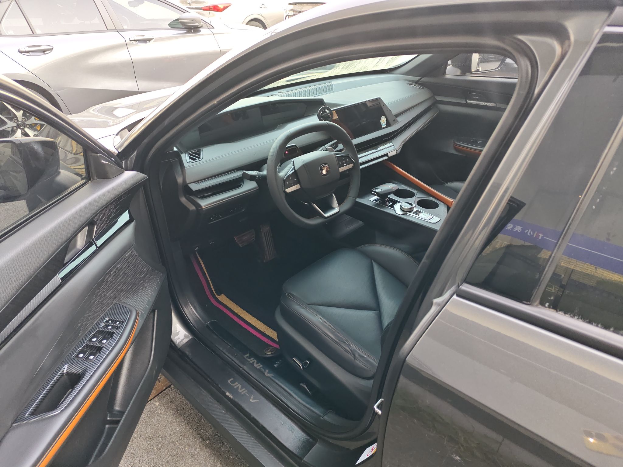 المقاعد الأمامية داخل السيارة