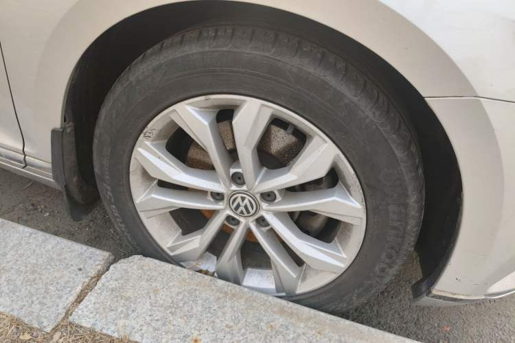 Used Volkswagen Magotan 2017 330TSI DSG Luxury Model Right Front Wheel Hub