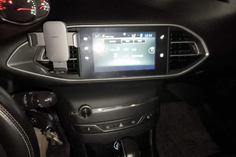 Used Peugeot 308S 2015 1.2T Automatic Jingchi Edition Audio And AC Panel