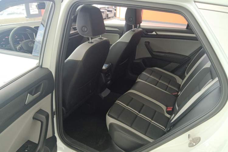 Used Volkswagen T-ROC 2023 300TSI DSG Two-Wheel-Drive Chen Guang Edition
