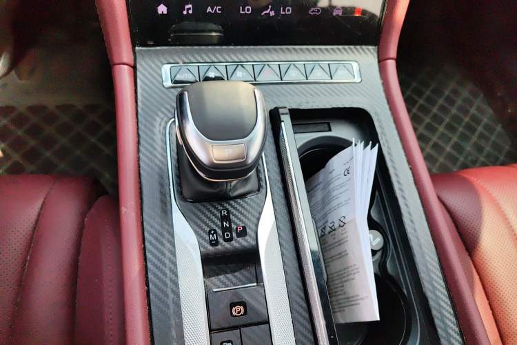 Used Hongqi H5 2024 2.0T Automatic Smart Connect Flagship Edition Gear Lever