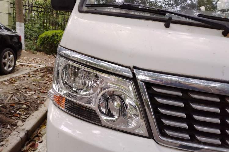 Used Jinbei Hiace 2011 2.0L 5th Generation Kuaiyunwang Standard Version 4G19 Right Front Headlight