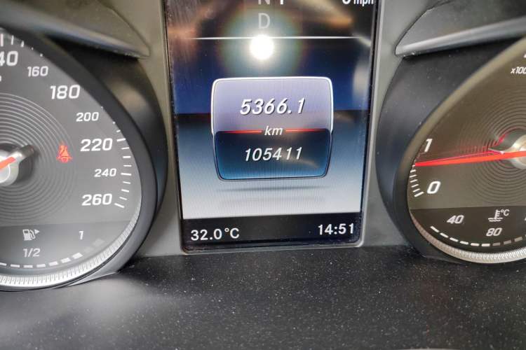 Used Mercedes-Benz C-Class 2018 C 180 L Fashion Edition Sport Version Odometer Close Up