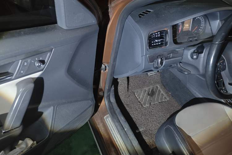 Used Volkswagen Cross Lavida 2014 1.6L Automatic Driver Seat