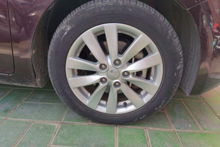 Used Kia K3 2013 1.6L Manual GLS Right Front Wheel Hub