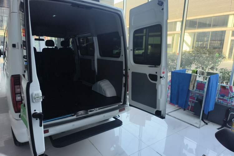 Used SAIC MAXUS Xintu V80 2024 Aoyuntong 6MT Short-Wheelbase Mid-Roof Model 147 Ps 5/6 Seats
