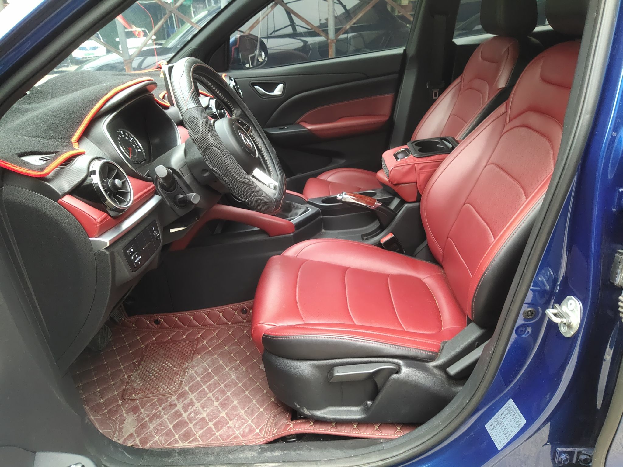 المقاعد الأمامية داخل السيارة