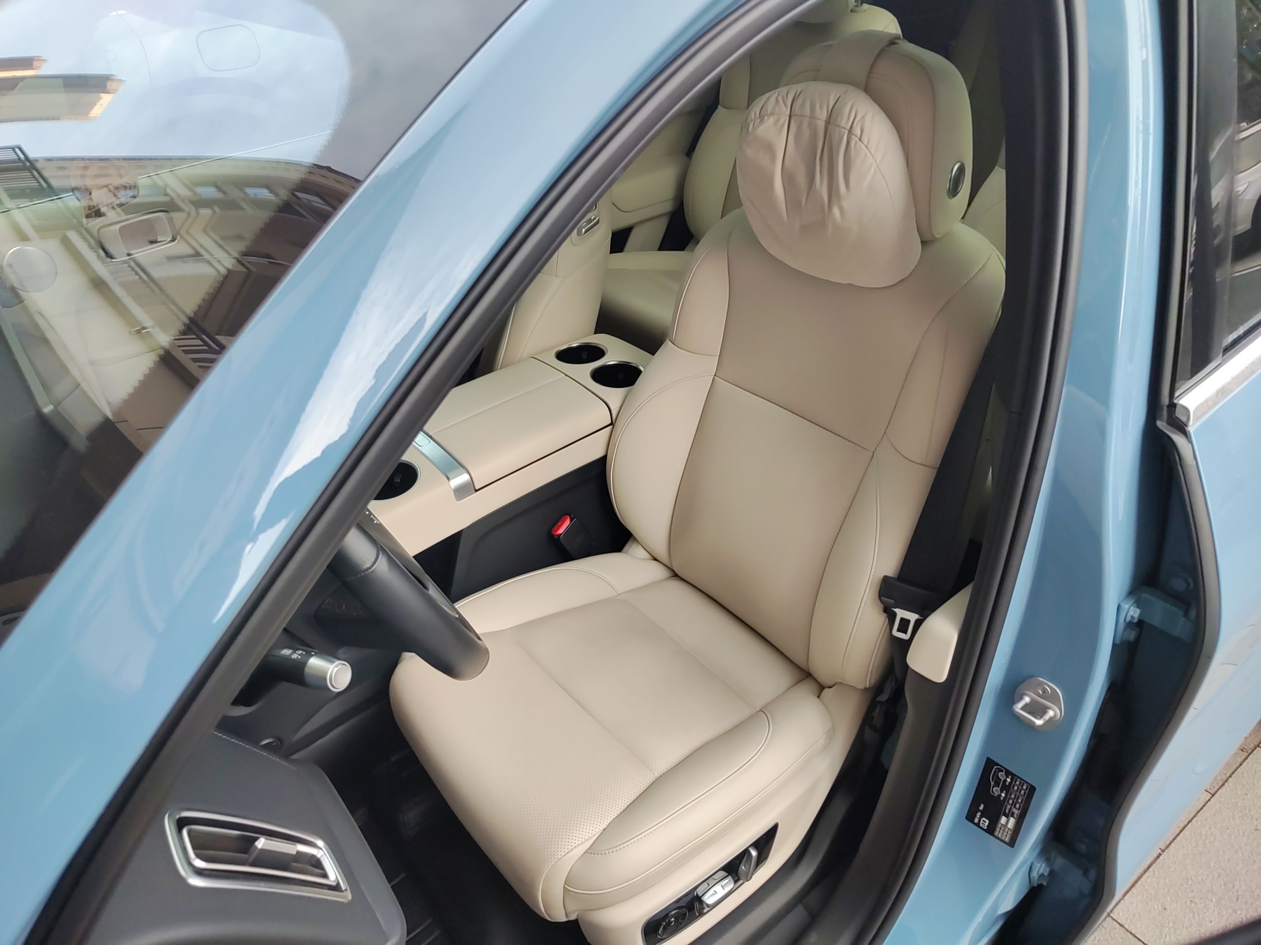 Переднее сиденье в автомобиле