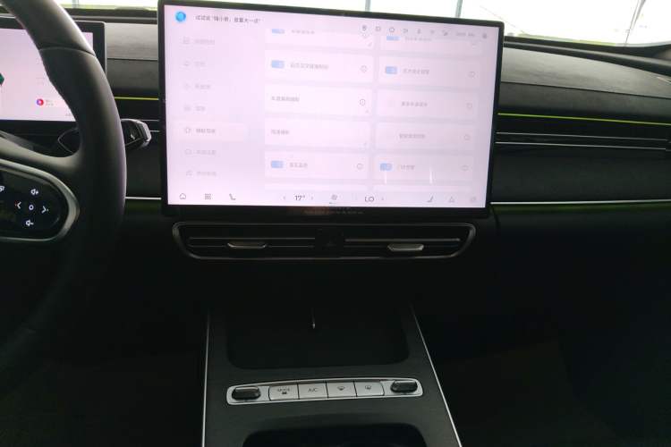 Used Fengyun A8L 2025 1.5 TGDI 145 km Luxury Version Audio And AC Panel