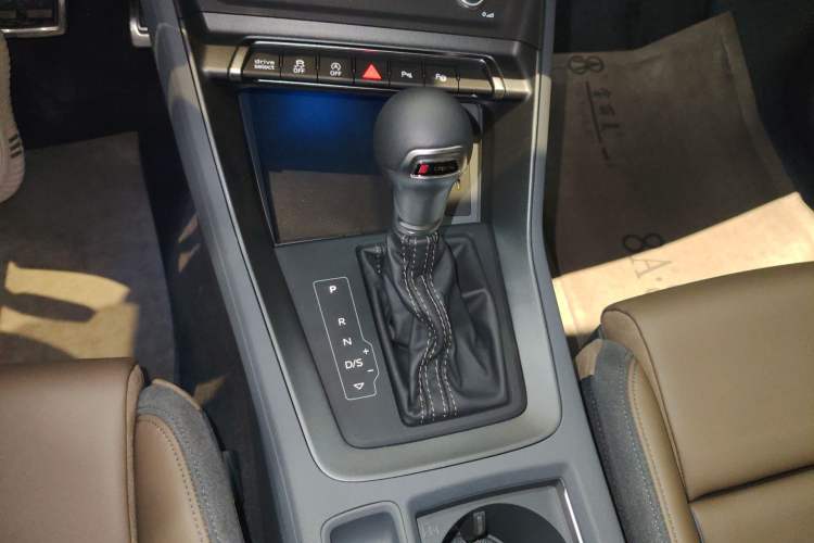 Used Audi Q3 2024 40 TFSI Fashion Dynamic Edition Launch Special Edition Gear Lever