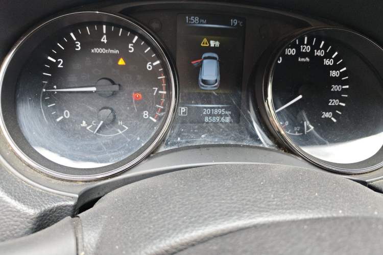 Used Nissan Qashqai 2016 2.0L CVT Elite Edition Odometer Close Up