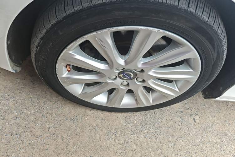 Used Volvo V40 2016 T4 Smart Luxury Edition Left Front Wheel Hub