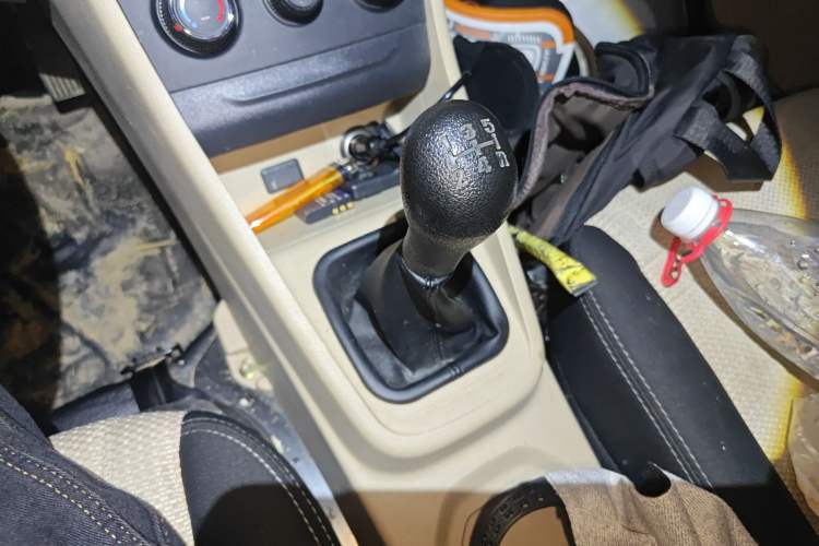 Used CHANGAN KUAYUE Xing V3 2023 1.5L Gasoline Comfort Edition 5-Seat Passenger Vehicle Gear Lever