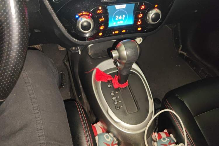 Used Infiniti ESQ 2014 1.6L Spontaneous Edition Gear Lever