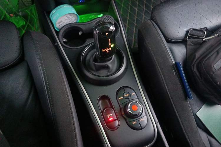 Used MINI Countryman 2018 1.5T COOPER ALL4 Artist Gear Lever