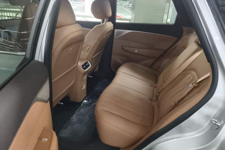 Used Dongfeng Aeolus L8 2025 Model 185KM Dream Edition Left Rear Seat