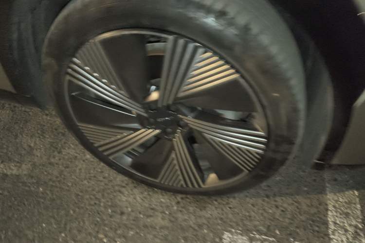 Used Lynk & Co 08 EM-P 2023 120km Long-Range Halo Right Front Wheel Hub