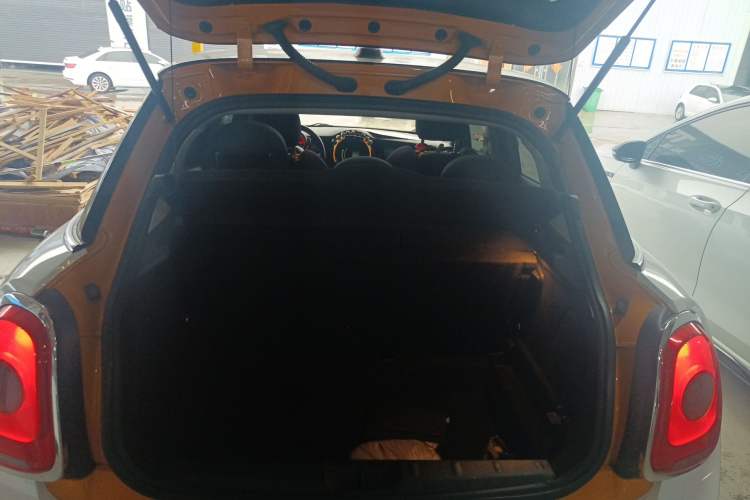 Used MINI 2016 1.5T COOPER Five-Door Edition Trunk