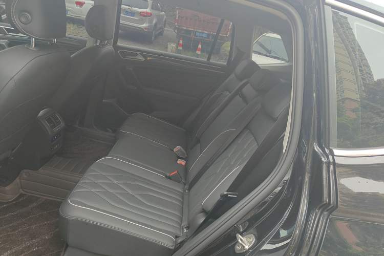 Used Volkswagen Tiguan L 2023 Restyled 330TSI Automatic Two-Wheel Drive R-Line Enhanced Comfort Version Left Rear Seat