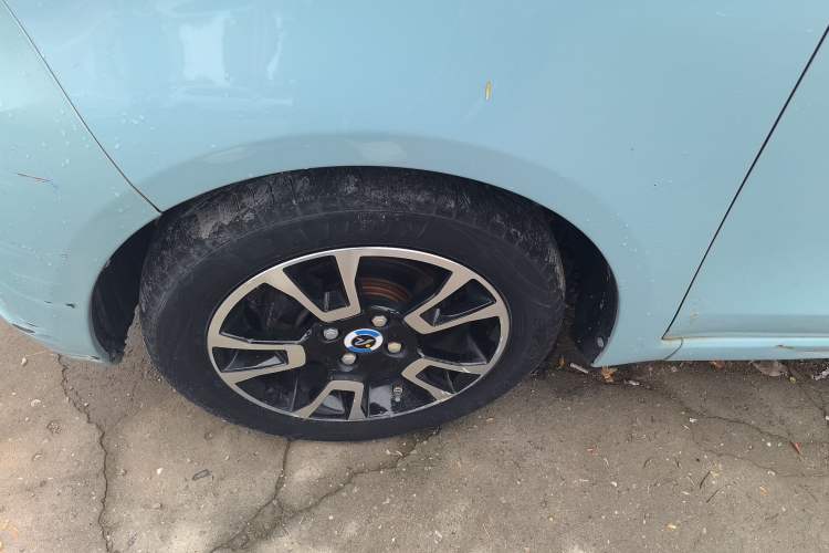 Used Brilliance Xinri i03 2021 410 km 38.54 kWh Left Front Wheel Hub