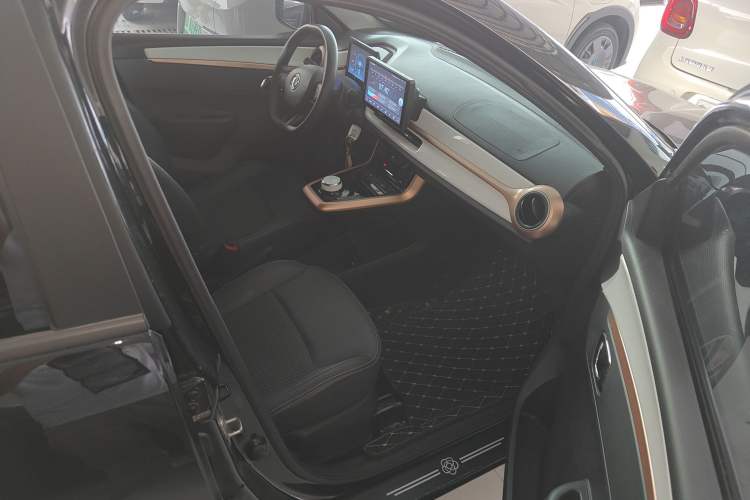 Used Dongfeng NAMMI BOX 2022 Revised Light Wind Edition 201 km Standard Version
