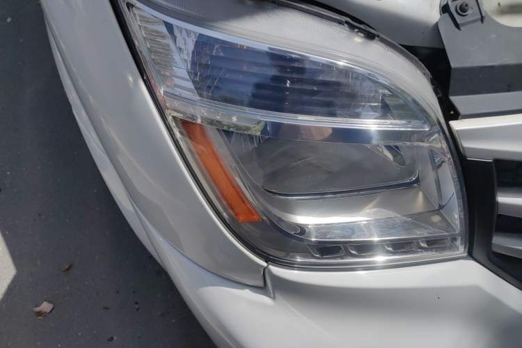 Used SAIC MAXUS Xintu V80 2018 2.5T 6-Speed Manual Aoyuntong Short Wheelbase Mid-Height 5-6 Seater
