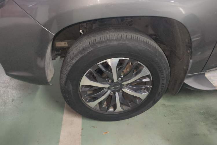 Used SAIC MAXUS T70 2021 2.0T Diesel Automatic Two-Wheel Drive Elite Version with Long Bed and High Ground Clearance