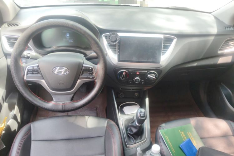 Used Hyundai Verna (new generation) 2020 1.4L Manual GLS Cool Edition Center Console
