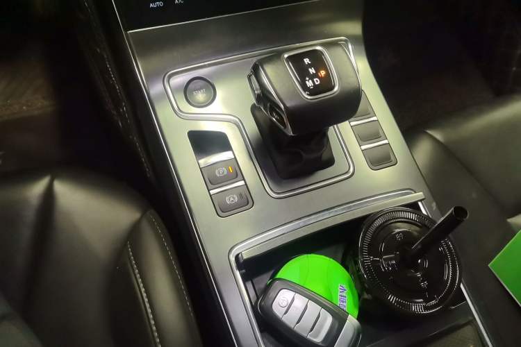 Used Hongqi H5 2022 Classic Model Facelift 1.5T DCT Qiyun Edition Gear Lever