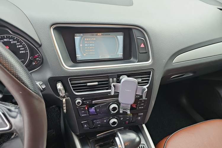 Used Audi Q5 2015 40 TFSI Trendy Edition Audio And AC Panel