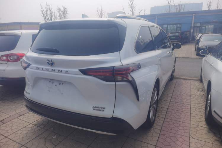 Used Toyota SIENNA 2023 2.5L Hybrid Deluxe Edition