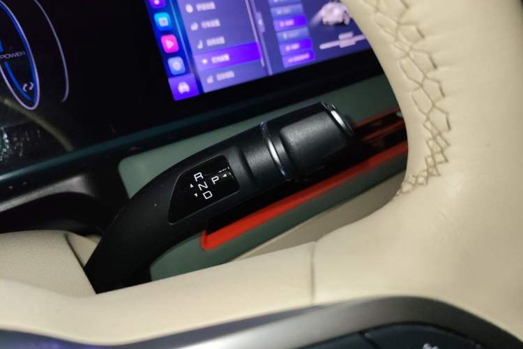 Used ORA Good Cat 2023 401 km Standard Range Premium Version Lithium Iron Phosphate Gear Lever