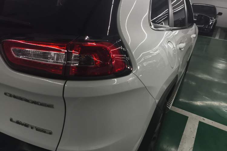 Used Jeep Cherokee 2020 2.0L Two-Wheel Drive Classic Sports Edition Exterior 6