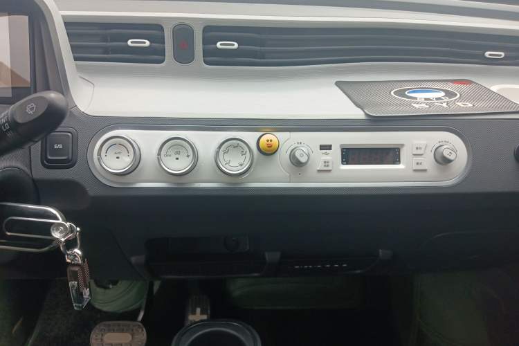 Used Wuling Hongguang MINIEV 2022 Macaron Premium Model – Lithium Iron Phosphate Audio And AC Panel