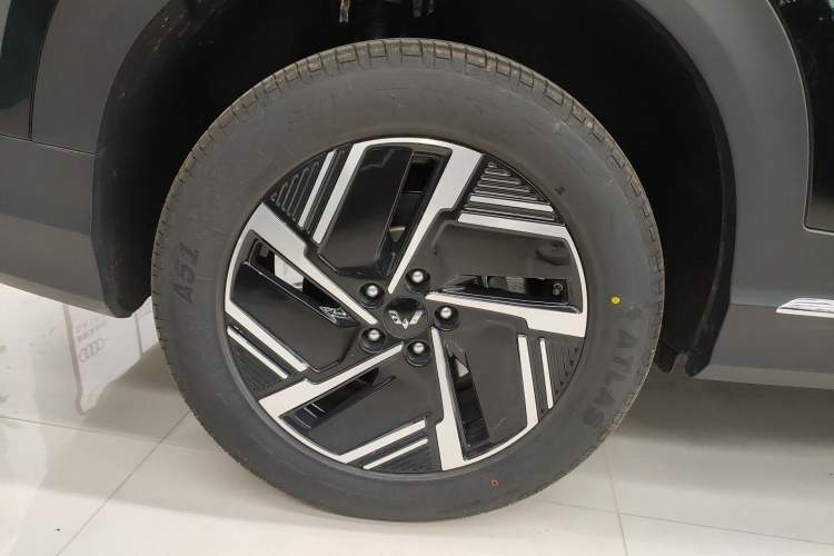 Used Wuling Xingguang S 2025 Model, 130km Flagship Edition Right Rear Wheel Hub