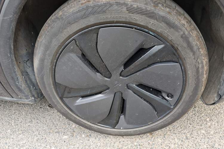 Used Tesla Model Y 2025 Rear-Wheel Drive First Edition Right Front Wheel Hub
