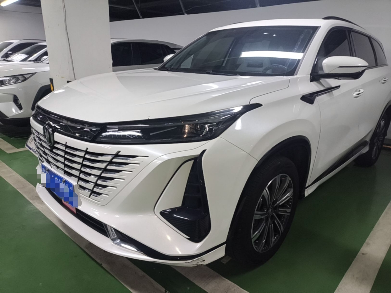 Под передней частью автомобиля