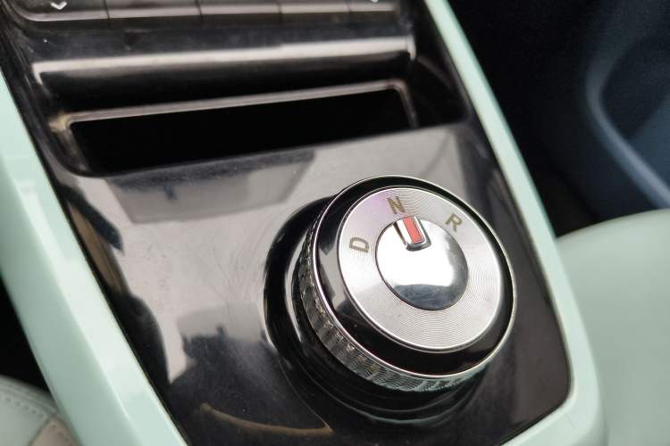 Used Dongfeng NAMMI BOX 2022 Revised Light Wind Edition 201 km Standard Version Gear Lever