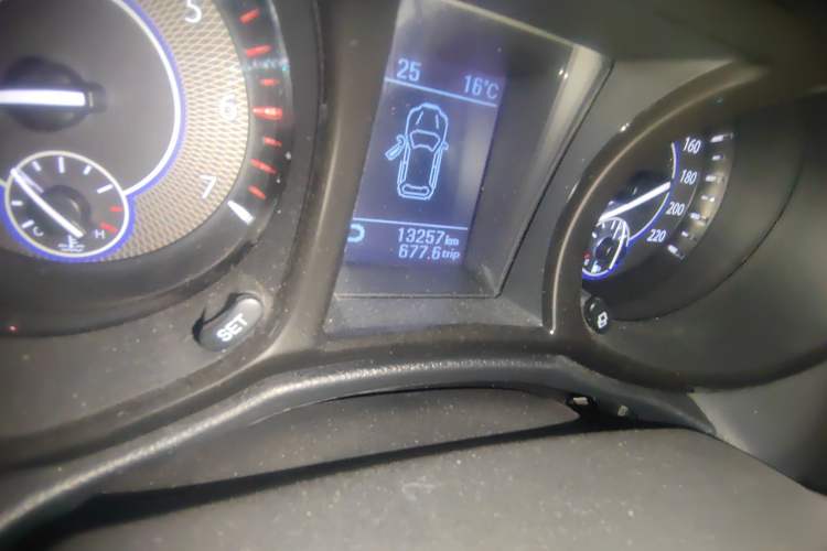 Used JMC Yusheng S350 2016 2.0T Automatic All-Wheel Drive Gasoline Luxury Version with Sunroof 5 Seats Odometer Close Up