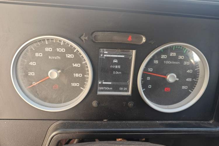 Used Iveco Daily 2021 2.5T A35 M1 Passenger Van 5-9 Seater Short Wheelbase Mid-Roof Design Single Tire Manual Doors Instrument Cluster