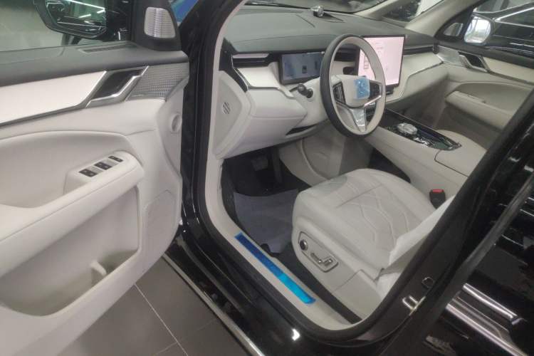 Used Volvo EM90 2025 Ultra Six-Seater Driver Seat