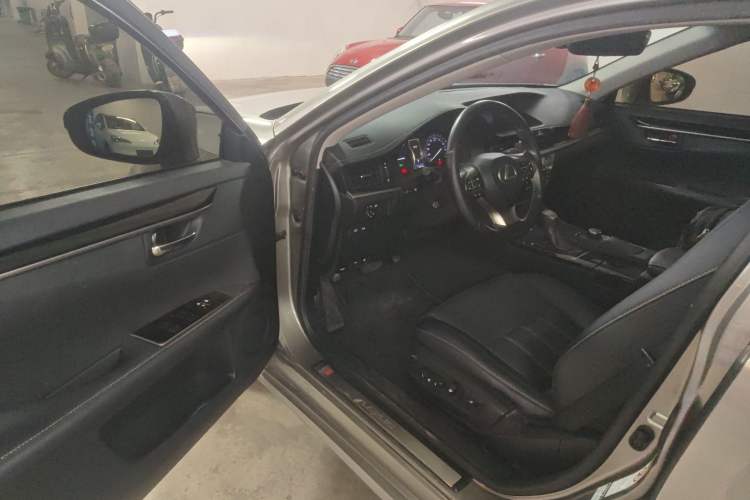 Used Lexus ES 2015 300h Comfort Edition