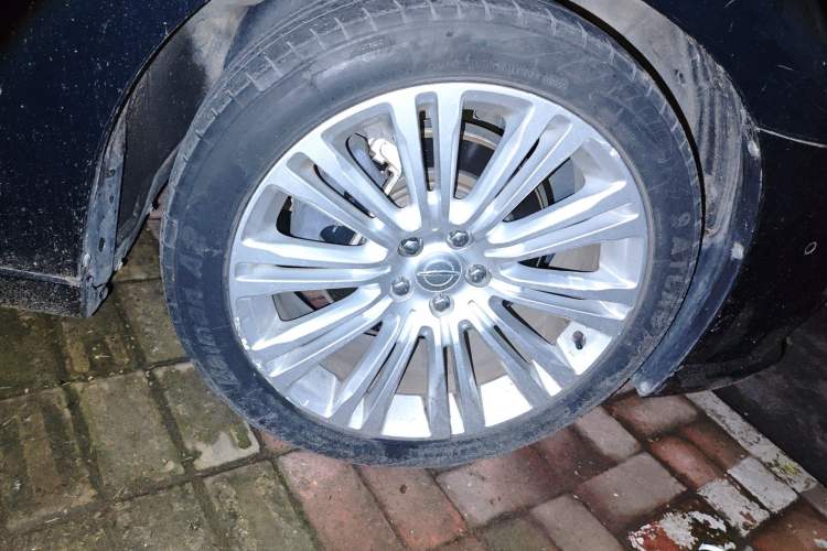 Used Chrysler 300C 2014 3.0L Excellence Edition Right Front Wheel Hub