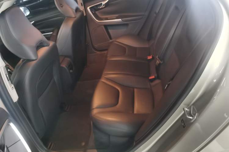 Used Volvo S60 2015 S60L 2.0T Zhiyuan Edition
