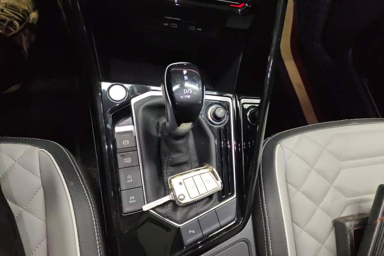 Used Volkswagen Tayron 2024 300TSI Two-Wheel-Drive Luxury Plus Advanced Version Gear Lever