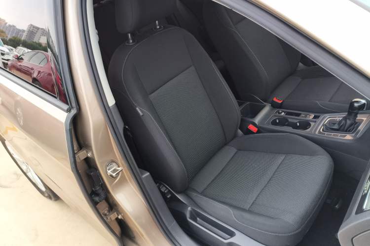 Used Volkswagen Golf 2016 1.6L Automatic Fashion Model
