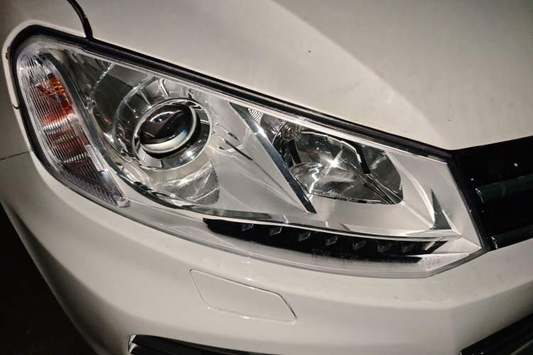 Used Zotye T600 2014 1.5T Manual Elite Edition Right Front Headlight