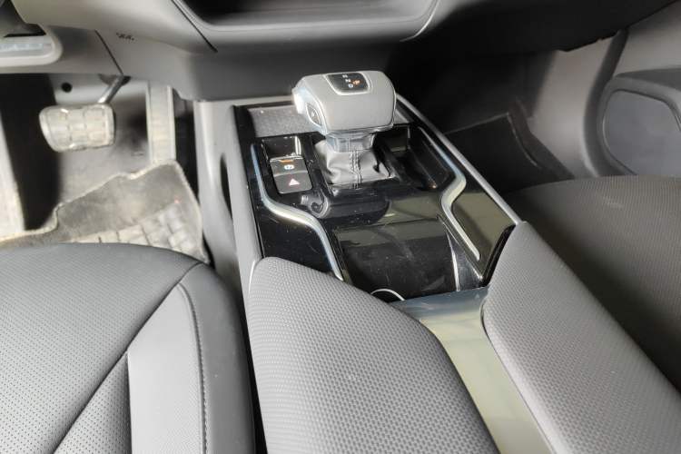 Used Hongqi E-QM5 2022 431 km Charge & Enjoy Edition Gear Lever